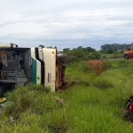 Ônibus com dezenas de turistas tomba em rodovia e deixa feridos em estado grave em MS.