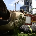 Para evitar colisão, idoso joga carro em canteiro, sobe em árvore e capota na Afonso Pena.