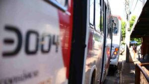 Motoristas de ônibus pressionam Consórcio e prometem greve se negociação salarial não for retomada.