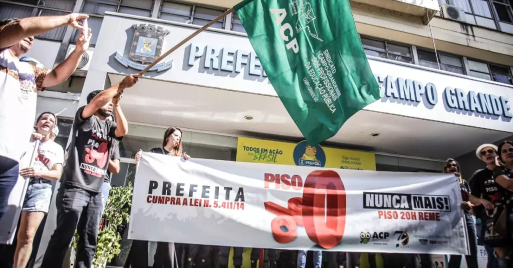 Em dia de mais uma paralisação das escolas de Campo Grande, professores e prefeitura discutem reajuste.