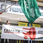 Em dia de mais uma paralisação das escolas de Campo Grande, professores e prefeitura discutem reajuste.