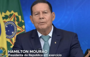 Em tom conciliatório, Mourão critica discurso golpista e exalta democracia.