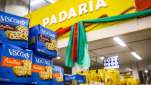 Produtos natalinos têm baixa tímida no preço, mas ainda atraem ‘caçadores’ de promoções.