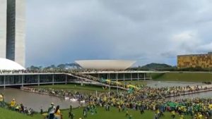 Manifestantes invadem Congresso Nacional e grupo chega ao Palácio do Planalto.