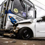 Na contramão e bêbado, motorista bate em ônibus na Brilhante em Campo Grande.