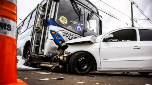 Na contramão e bêbado, motorista bate em ônibus na Brilhante em Campo Grande.