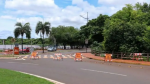 Com risco de desmoronamento, avenida do Lago do Amor é interditada.