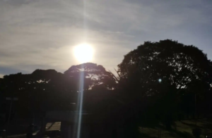 Sol brilha forte, calor aumenta, mas não impede chuva em MS.