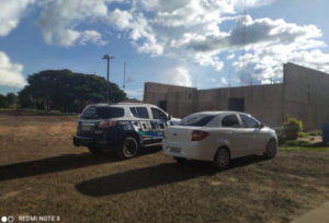 Criança de 10 anos é flagrada dirigindo carro em rodovia.