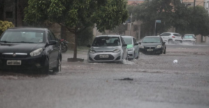 Capital fica debaixo d’água, após 26 minutos de chuva.