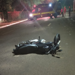 Motociclista morre em colisão com carreta e motorista foge em Campo Grande.