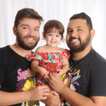 ‘Não deixaria a filha com dois homens’, pai de menina morta com 2 anos acusa ex de homofobia.