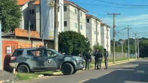 Tentativa de assassinato acaba em troca de tiros com a PM e um morto em Campo Grande.