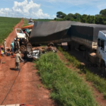 Carreta não consegue frear e atinge veículos durante obras em rodovia de MS.