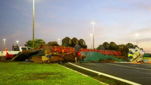 Carreta com 27 toneladas de MDF tomba em rotatória e interdita pistas da Gury Marques.