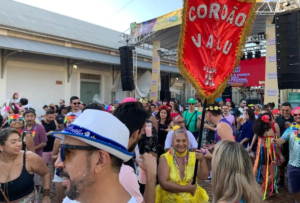 Foliões voltam a lotar ruas no centro de Campo Grande.