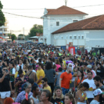 No sábado de Carnaval, Choque dispersa foliões com bombas de efeito moral.