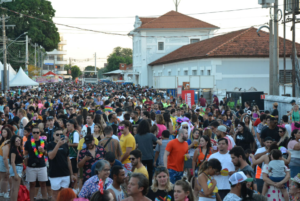 No sábado de Carnaval, Choque dispersa foliões com bombas de efeito moral.