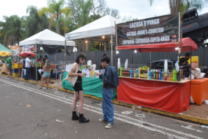 Chuva afeta vendas no carnaval e comerciantes já sentem a diminuição.