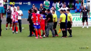 Jogo do Estadual de MS termina com confusão entre PM e atleta, acusação de racismo e arma apontada para jogador.