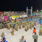 Carnaval 2023: foliões marcam presença na 2ª noite de desfile das escolas de samba de Campo Grande.