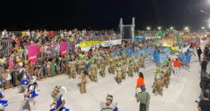 Carnaval 2023: foliões marcam presença na 2ª noite de desfile das escolas de samba de Campo Grande.