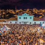 Foliões denunciam ‘arrastão’ na saída de Carnaval e vítimas são agredidas e roubadas.