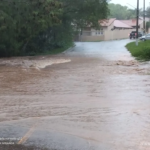 Chuva intensa inunda ruas de Bonito e deixa ponte e rodovia temporariamente interditadas.