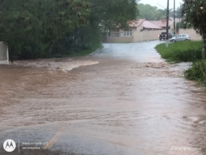 Chuva intensa inunda ruas de Bonito e deixa ponte e rodovia temporariamente interditadas.