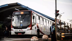 Cortes em linhas de ônibus deixam passageiros até 1 hora a mais nos pontos em Campo Grande.