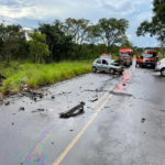 Colisão entre três carros deixa um morto e duas pessoas feridas em MS.