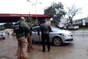 Polícia boliviana amplia ações para combater criminosos que atravessam carros roubados.