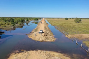 TCE fiscaliza irregularidade em obra de estrada que corta área alagada no Pantanal de MS.