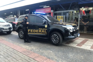 PF apreendeu mais de 600 produtos ilegais de casal de vendedores no Camelódromo de Campo Grande.