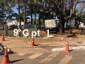 Motorista de carreta que invadiu quartel de MS fala em perseguição.