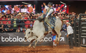 Com menor nota da final, brasileiro vence Rodeio Internacional em Barretos após queda de favoritos.