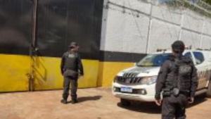 Algemado no tornozelo, preso se solta e foge de escolta policial em unidade de saúde de Dourados .