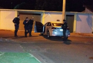 Dupla morre em confronto com a polícia após roubo em Dourados.