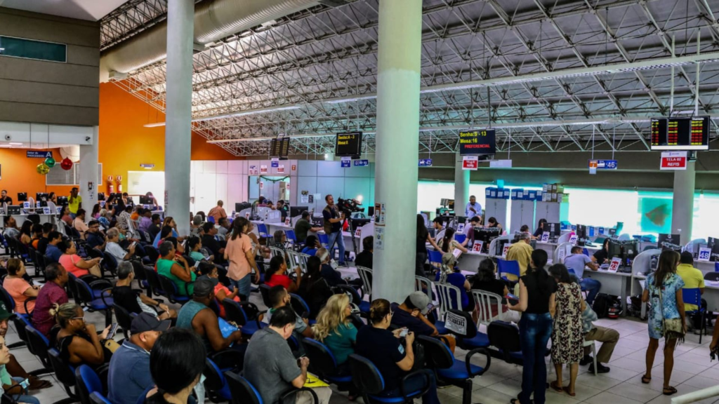 No último dia do Refis, contribuintes lotam Central do Cidadão para renegociar dívidas com desconto.