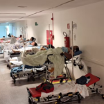 Com pacientes nos corredores e 12h de espera por leito, Santa Casa de Campo Grande alega superlotação.