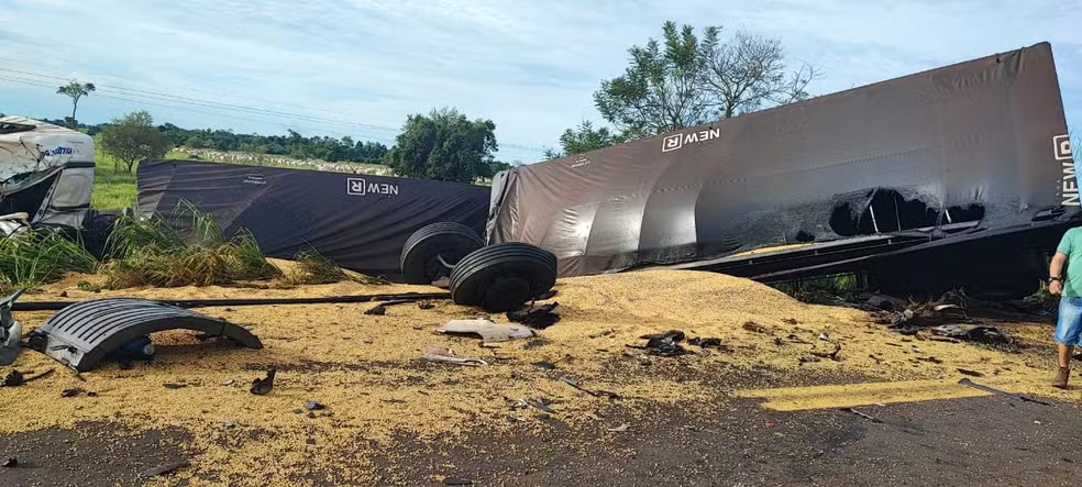 Duas pessoas morrem em acidente entre carretas na MS-276.