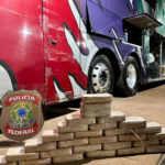 Agentes da Polícia Federal encontram cocaína e produtos eletrônicos escondidos em ônibus.