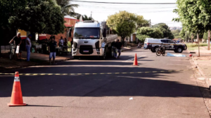 Motociclista morre após ser atingido por caminhão que invadiu a preferencial no Pioneiros