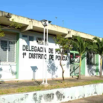 Mulher sofre atentado em frente de casa na companhia de mãe em Corumbá.