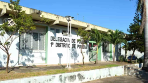 Mulher sofre atentado em frente de casa na companhia de mãe em Corumbá.