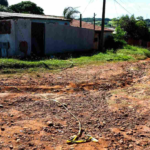 Morador descobre furto em casa e mata suspeito a facadas em Campo Grande após discussão.