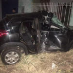 Ciúmes na conveniência: Mulher bateu carro em poste e morreu quando fugia do marido em Campo Grande.